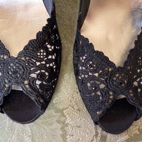 Stuart Weitzman Black Satin and lace Pumps - Picture 2 of 6